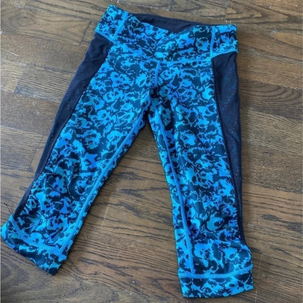 Unique Blue Floral Sporty Lululemon Athletic Capris - Size 4